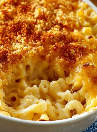A bowl of creamy baked macaroni and cheese topped with golden breadcrumbs