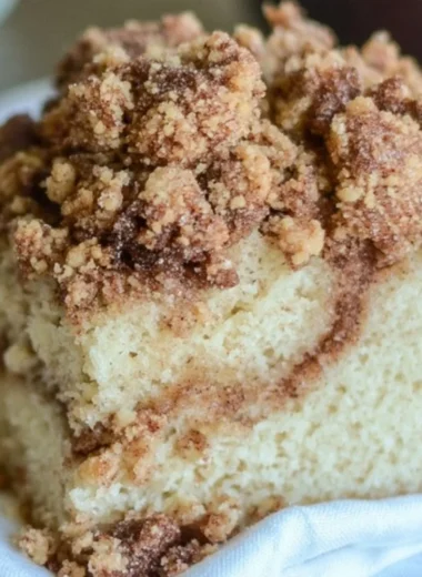Delicious cinnamon coffee cake topped with crunchy crumb topping.