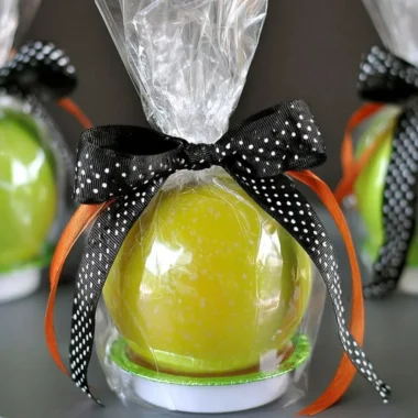 Tasty apple and caramel fall treats for coworkers and Halloween celebrations