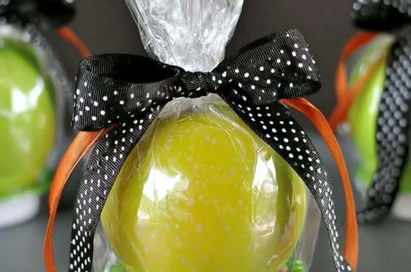 Tasty apple and caramel fall treats for coworkers and Halloween celebrations